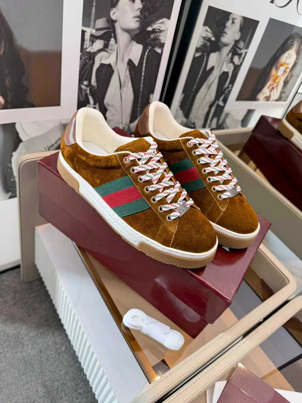 [G Home] P: 580💰 Men's model, Sizs: 39-44 (customized at 45) GUCCI classic design, casual elements, catwalk model. This pair of top-quality GUCCI shoes, with pure white as the main tone, shows elegance. The iconic red and green webbing embellishment instantly demonstrates the brand's charm and trendy attitude without the need for too many words. The upper material is delicate and feels comfortable, making every step feel like walking on the clouds. Exquisite details, such as shiny decorations and unique metal buckles on the shoes, add highlights to the overall look, giving off a unique brilliance inadvertently. Whether paired with casual jeans for a casual look or paired with a simple dress for a gentle and romantic look, it can be easily worn and becomes a versatile item in your wardrobe. Choose it and embark on a journey that combines style and comfort, making every trip a fashion show.